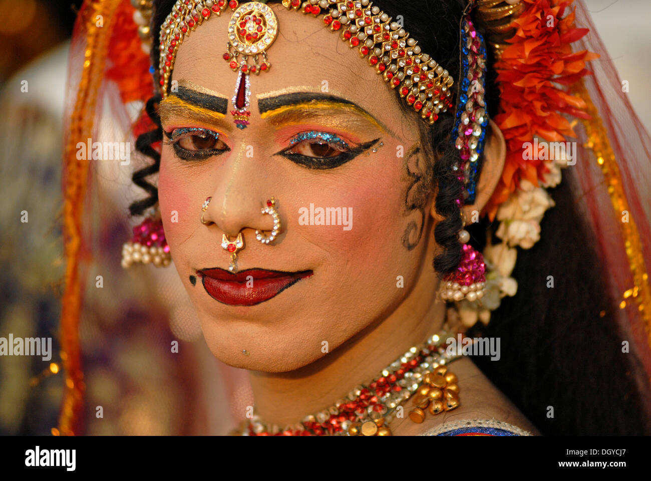 Indischer Mann, gekleidet wie eine Frau, Varkala, Kerala, Südindien, Indien, Asien Stockfoto