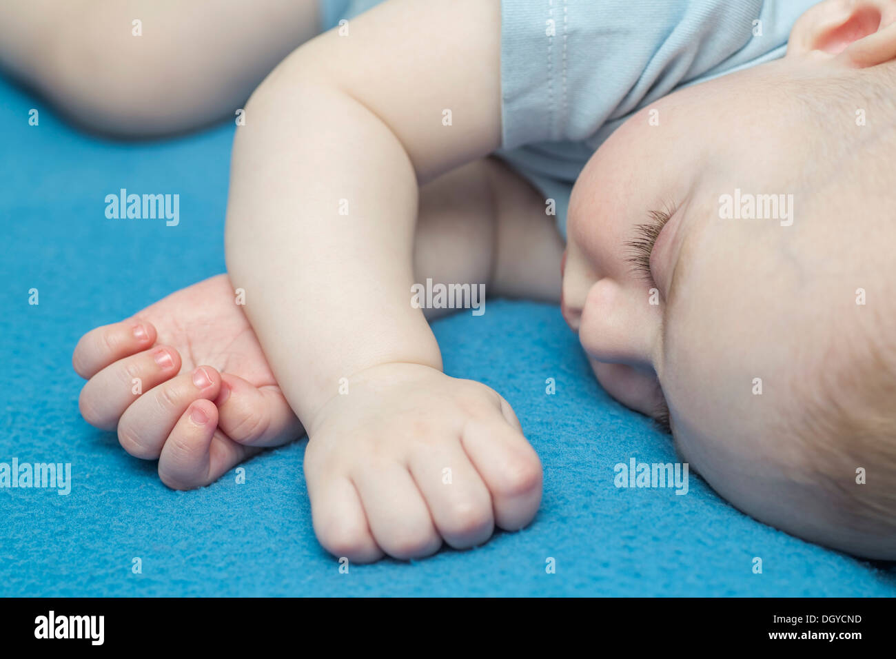 Schlafendes Baby auf blaue Decke Stockfoto
