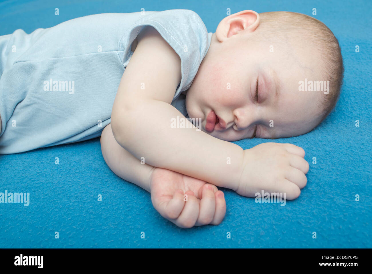 Schlafendes Baby auf blaue Decke Stockfoto
