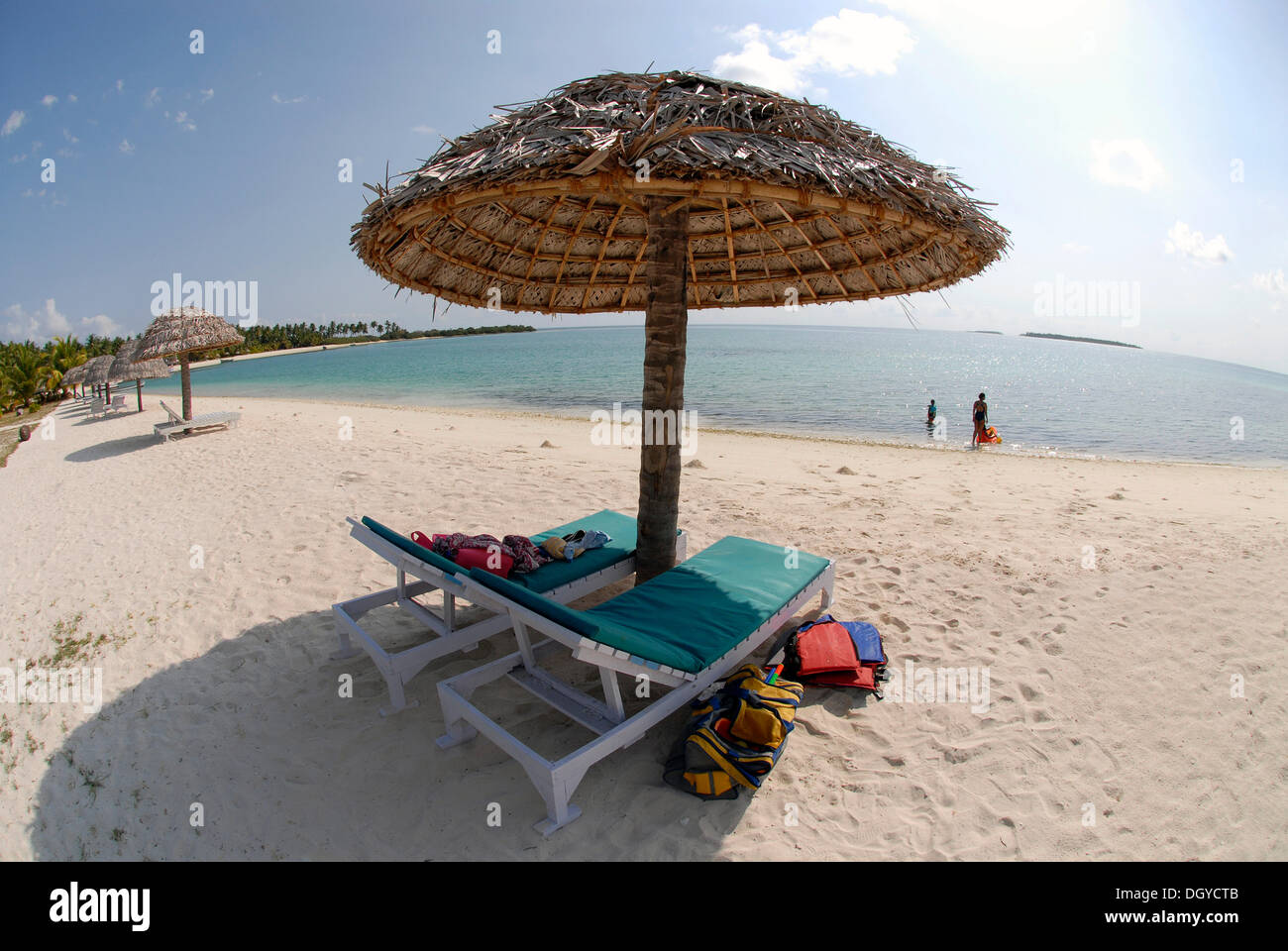 Liegestühle und ein Sonnenschirm am Strand, Bangaram Island, Lakkadiven, Lakshadweep, Arabisches Meer, Süd-Indien, Asien Stockfoto
