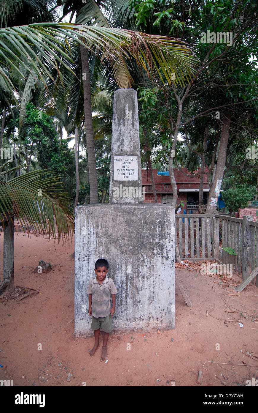 Kleiner Junge stand vor einem Denkmal, Ort, wo Vasco da Gama am Ufer, Kappad, in der Nähe von Kozhikode oder Calicut, Kerala Stockfoto