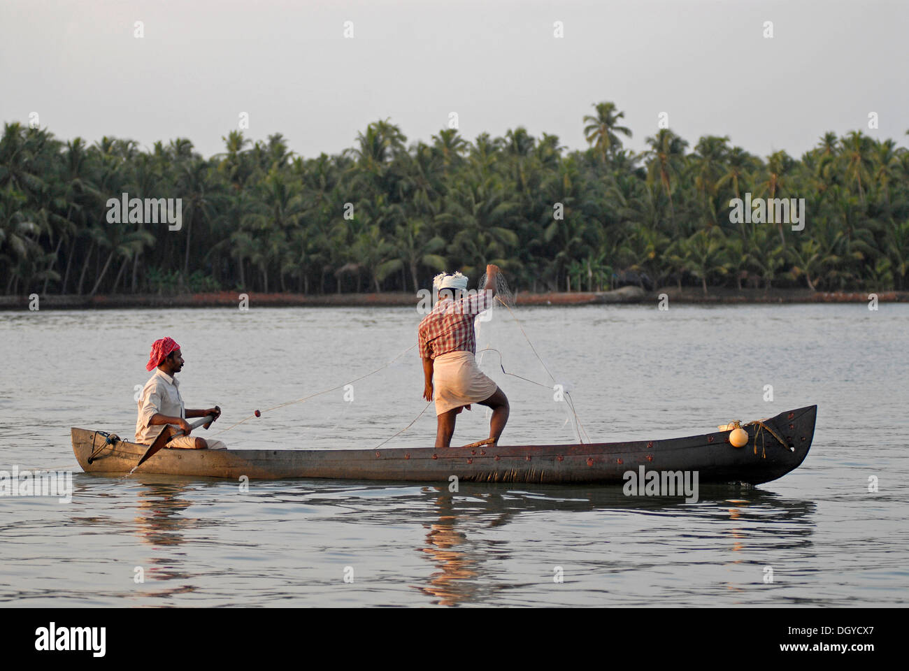 Fischer auf einem Boot, Backwaters, Nileshwaram, Malabar-Küste, Nord Kerala, Kerala, Indien, Indien, Südasien Stockfoto