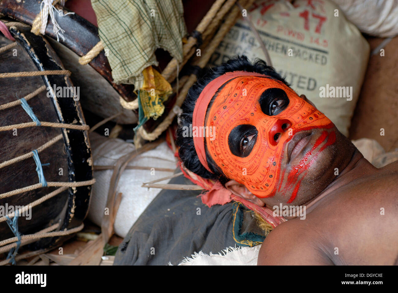 Theyyam Performer, bemaltem Gesicht, Vorbereitung für ein Ritual, in der Nähe von Kasargod, North Kerala Süd-Indien, Asien Stockfoto