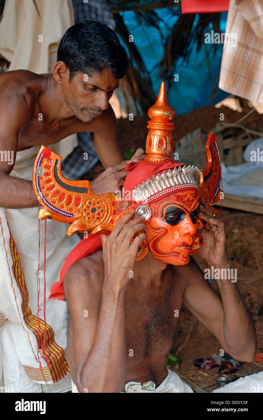 Theyyam Darsteller Vorbereitung für ein Ritual, in der Nähe von Kasargod, North Kerala Süd-Indien, Asien Stockfoto