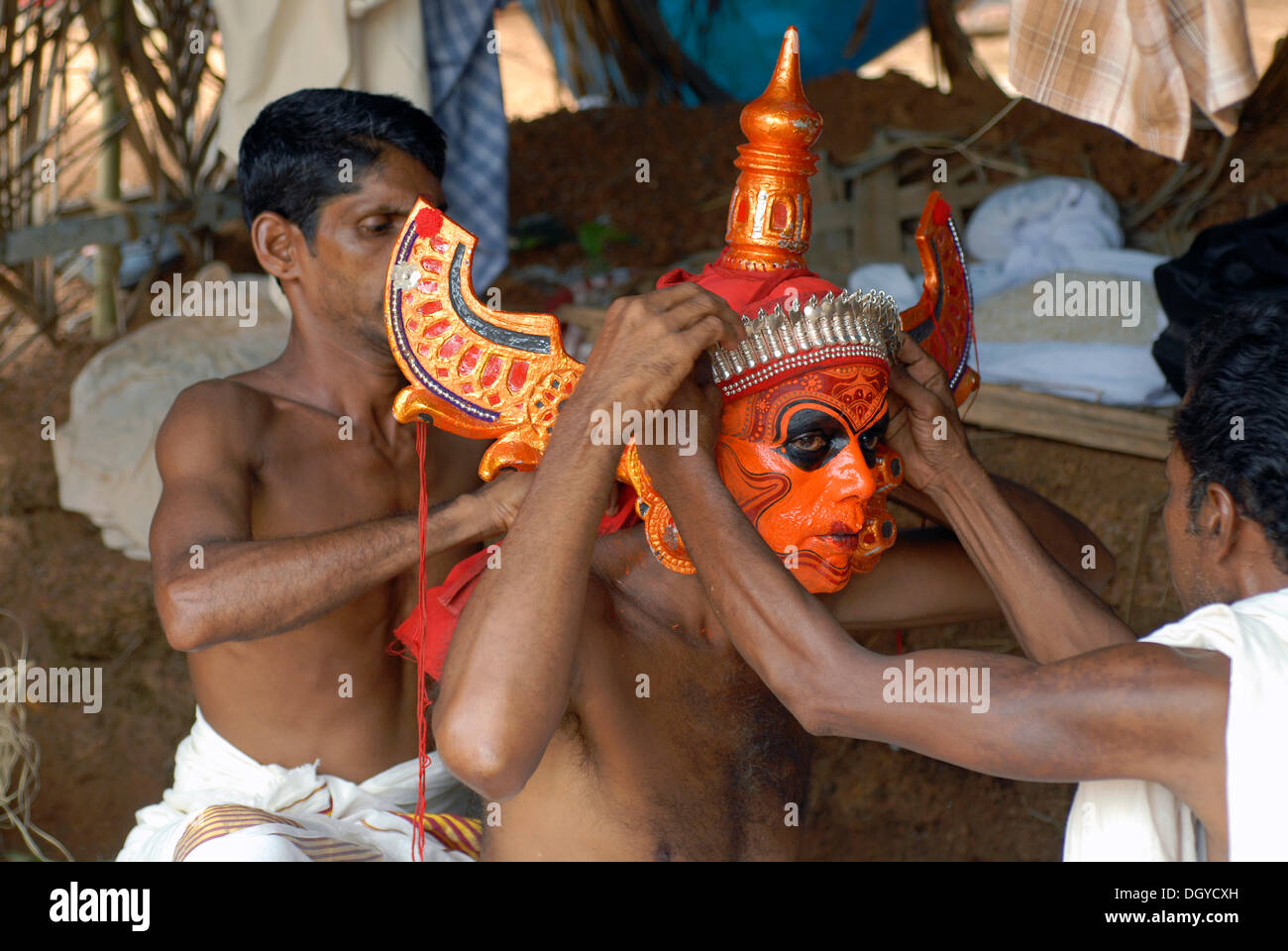 Theyyam Darsteller Vorbereitung für ein Ritual, in der Nähe von Kasargod, North Kerala Süd-Indien, Asien Stockfoto