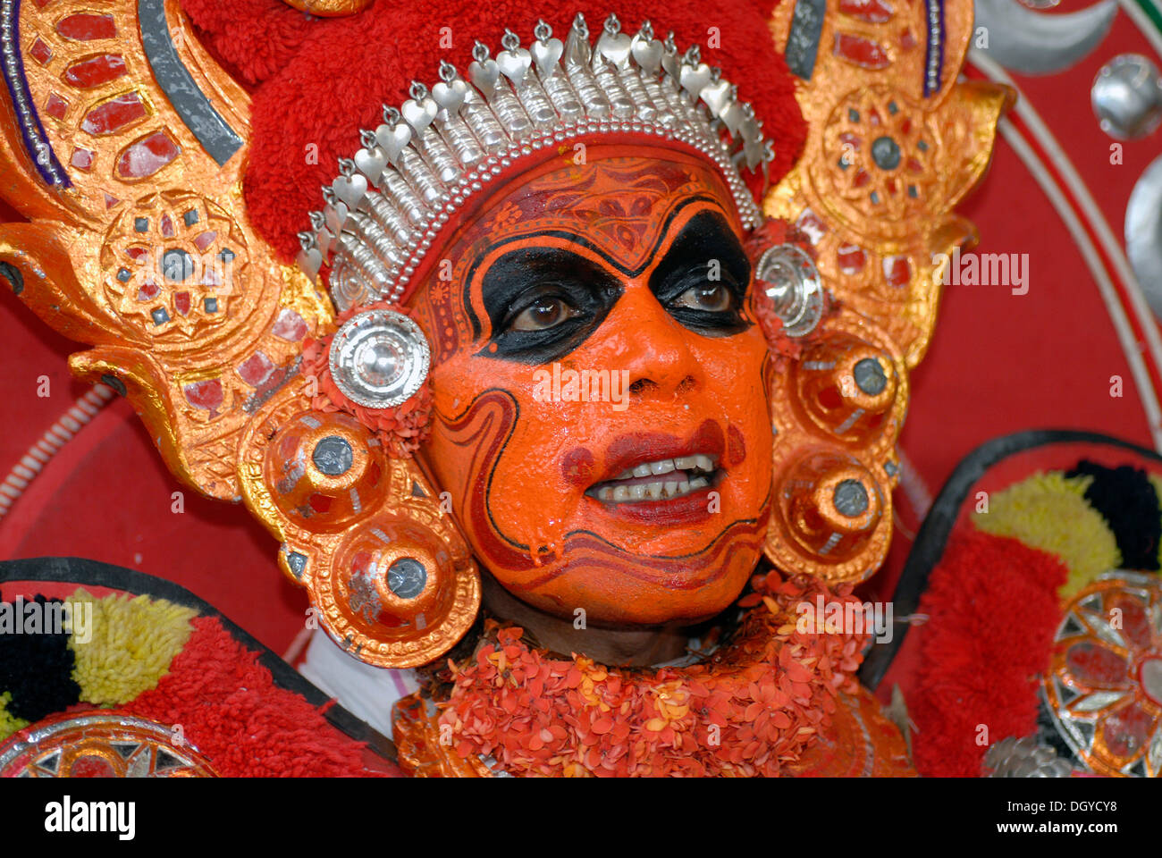 Theyyam Performer während eines Rituals, in der Nähe von Kasargod, North Kerala Süd-Indien, Asien Stockfoto