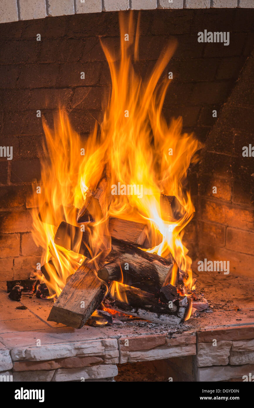 Einem Stapel auf Brennholz in einem offenen Feuer Flammen Stockfoto