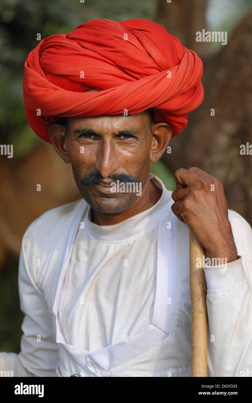 Kamel Hirte mit einem roten Turban, Porträt, in der Nähe von Mount Abu, Rajasthan, Nordindien, Indien, Asien Stockfoto