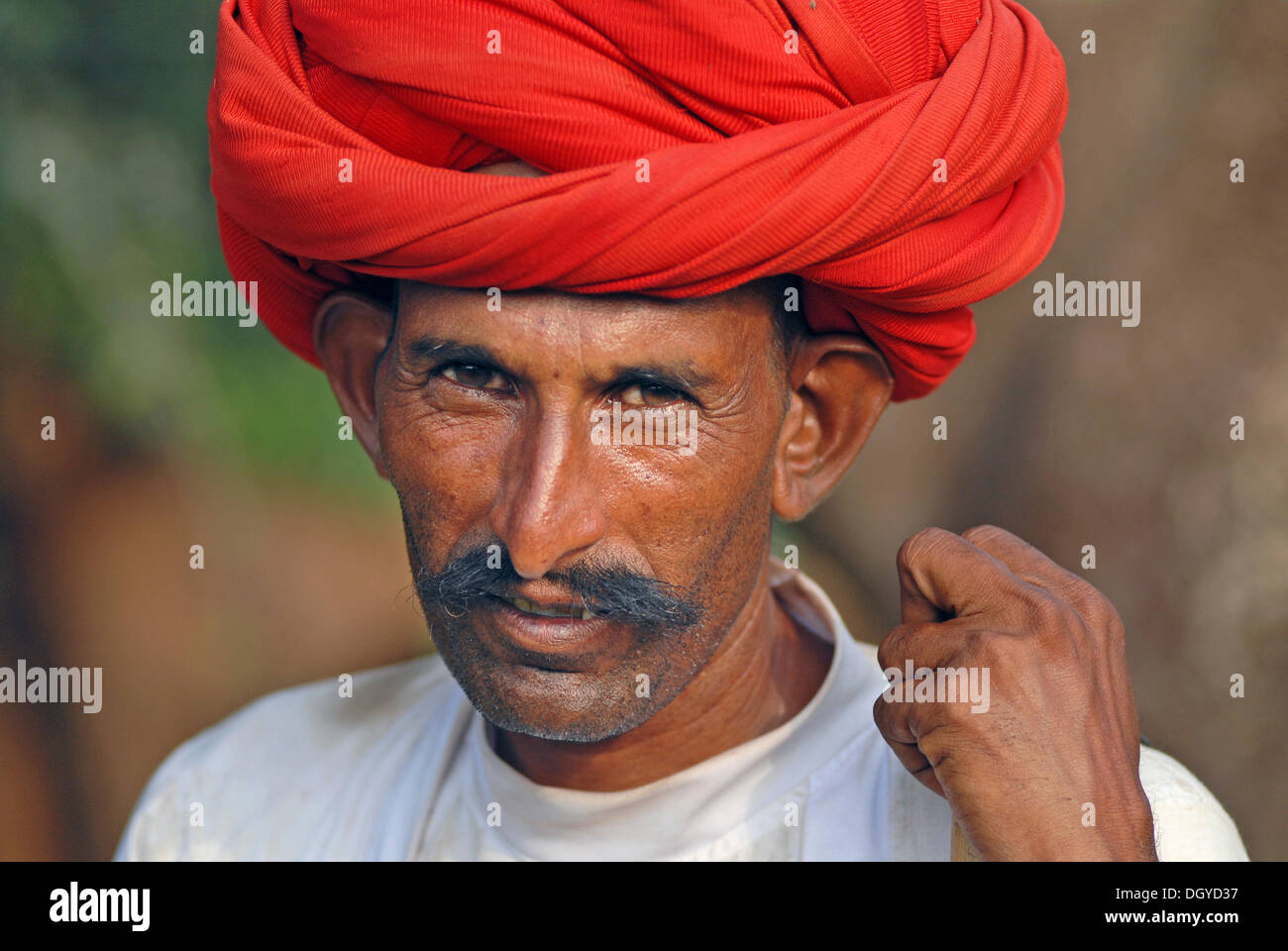 Kamel Hirte mit einem roten Turban, Porträt, in der Nähe von Mount Abu, Rajasthan, Nordindien, Indien, Asien Stockfoto