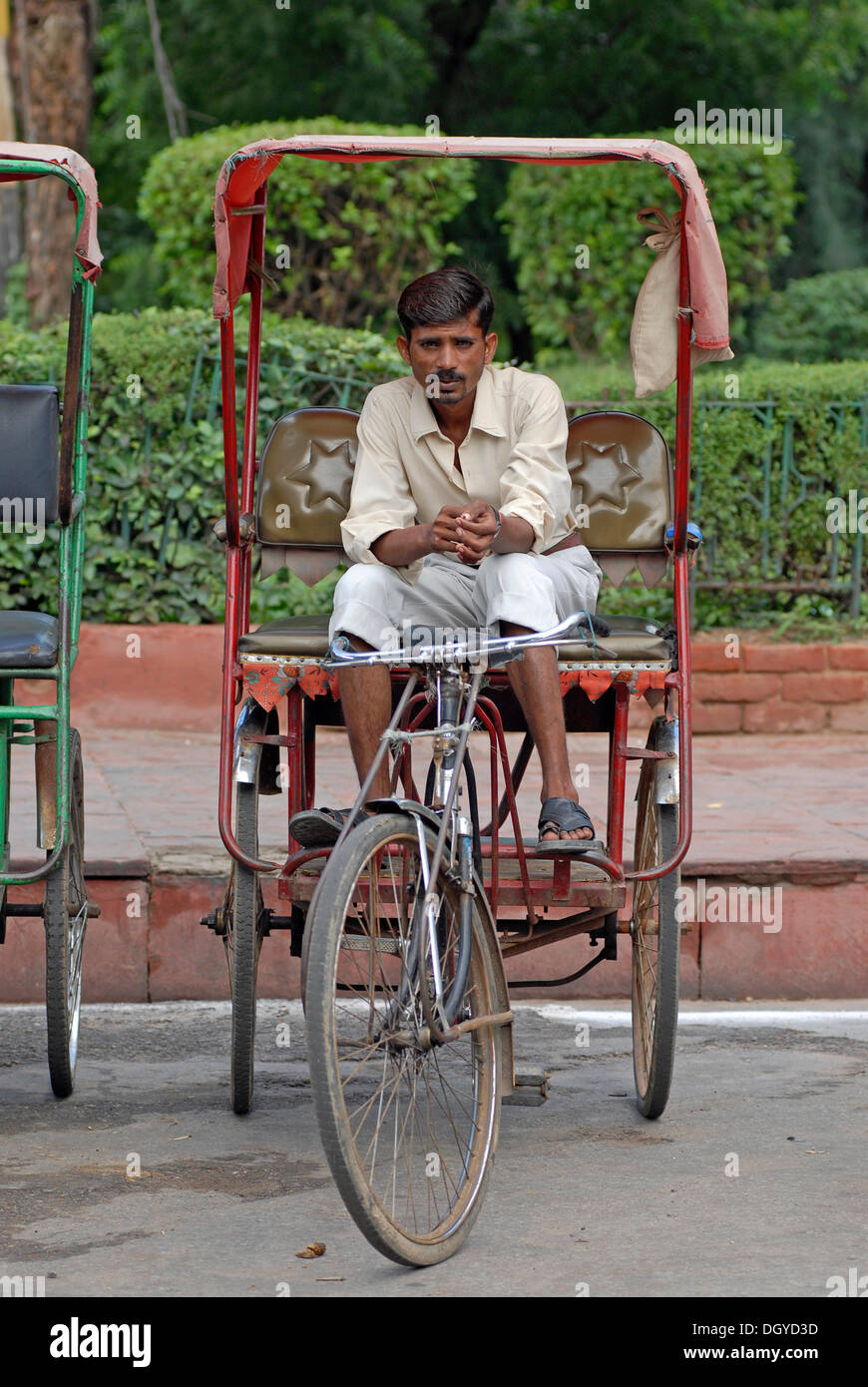Rikscha-Fahrer warten auf Kunden, Taj Mahal, Agra, Uttar Pradesh, Nordindien, Indien, Asien Stockfoto