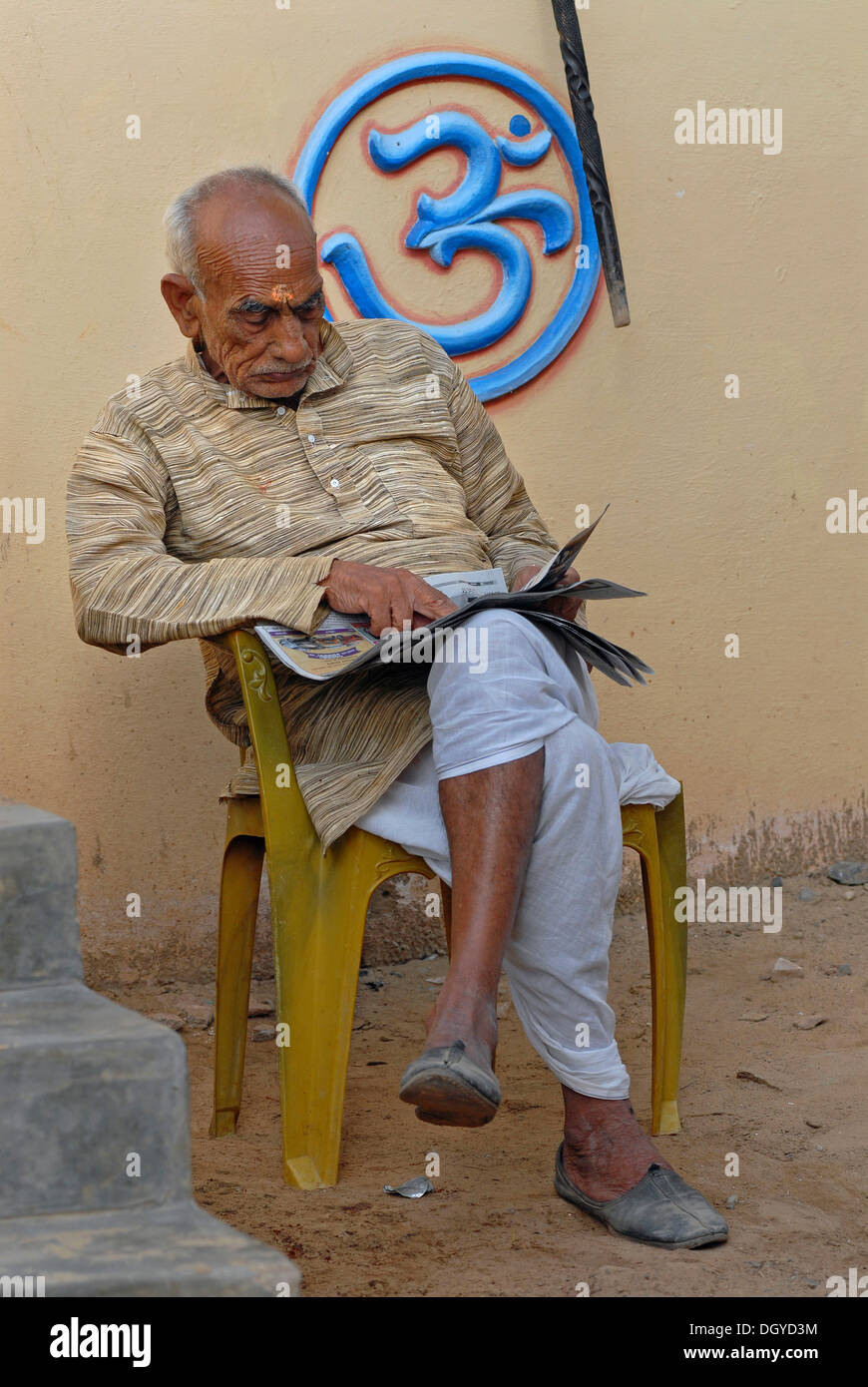 Mann liest vor Om Zeichen, Alsisar, Shekawati, Rajasthan, Nord Indien, Indien, Asien Stockfoto