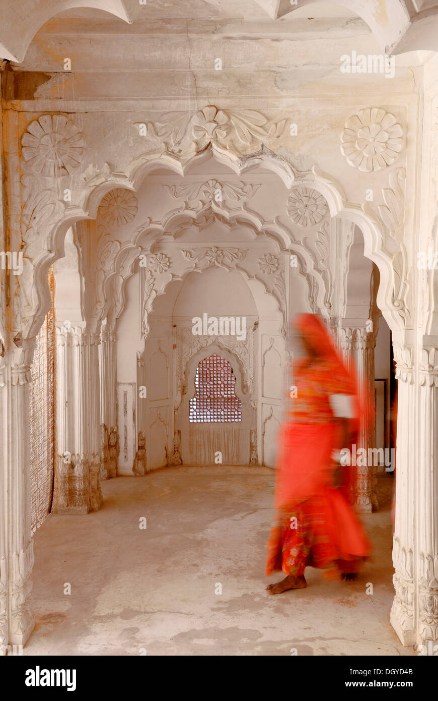 Frau trägt einen roten Sari, Fort Pokaran, Pokaran, Rajasthan, Nordindien, Indien, Asien Stockfoto