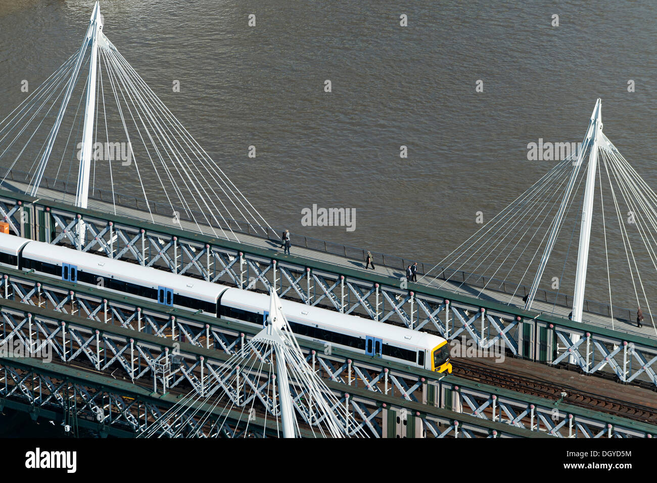 Hungerford Bridge, die Eisenbahnbrücke über den Fluss Themse, London, England, Vereinigtes Königreich, Europa Stockfoto