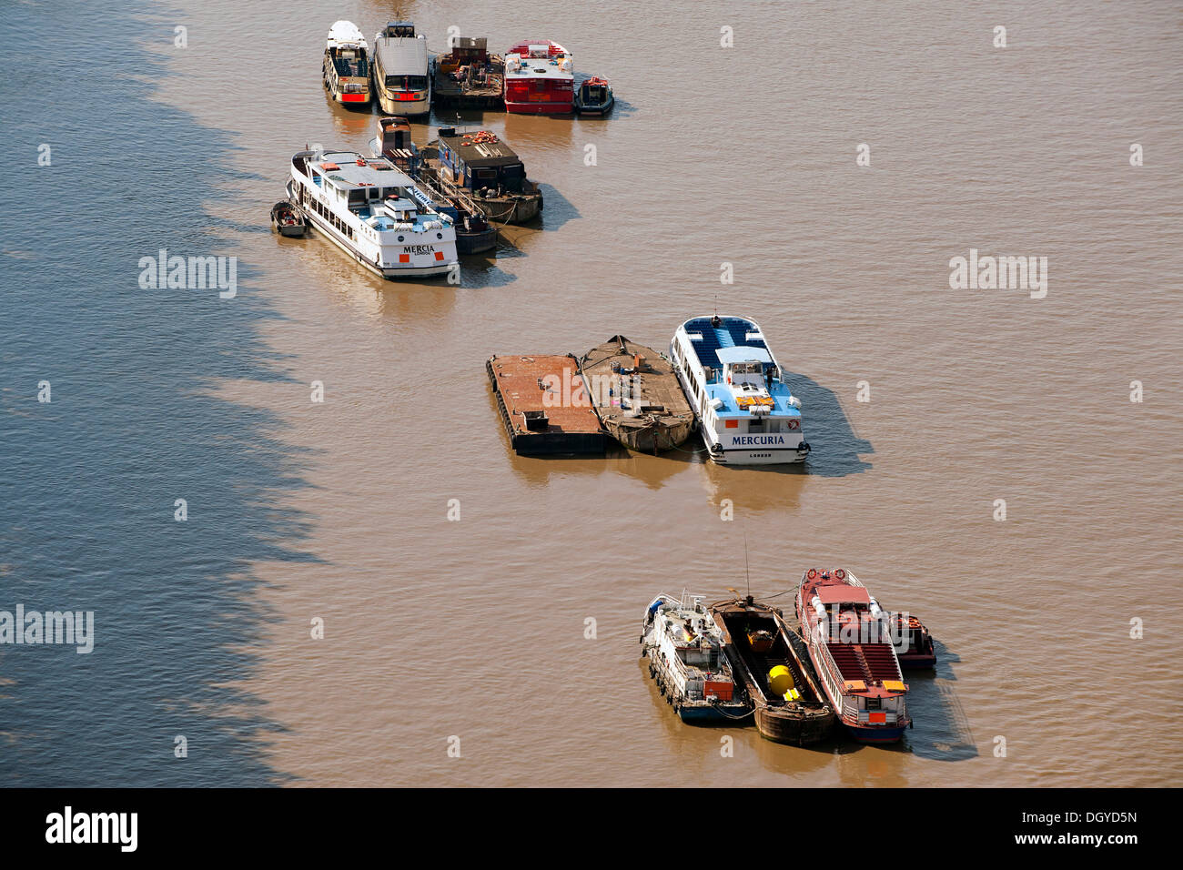 Schiffe auf dem Fluss Themse, London, England, Vereinigtes Königreich, Europa Stockfoto