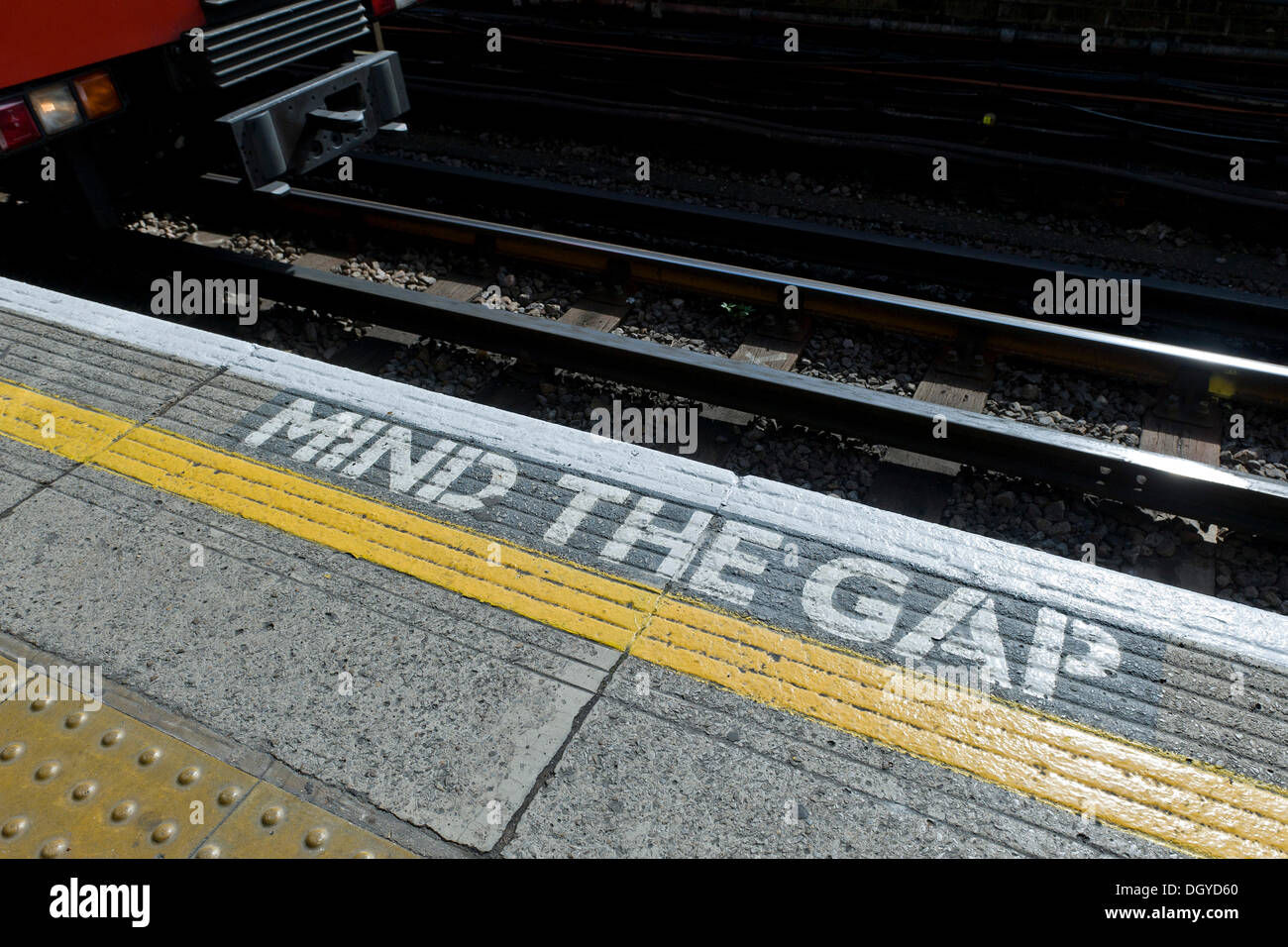 Ankunft Bahnhof und "mind the Gap" Zeichen, tube Turnham Green Station, London, England, Vereinigtes Königreich, Europa Stockfoto