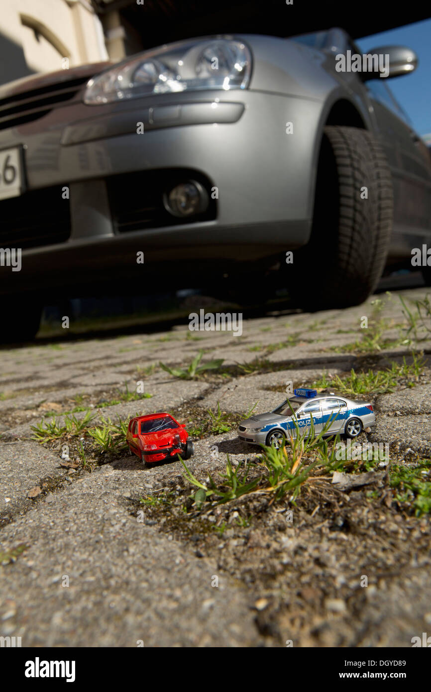 Ein Spielzeug-Auto-Crash mit einem Polizeiwagen Spielzeug, Classic Cars im Hintergrund Stockfoto