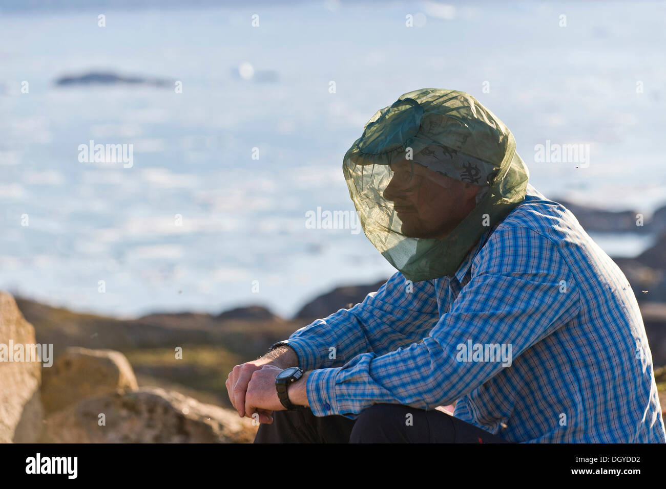 Wanderer mit Mesh als Moskitoschutz, Ammassalik Halbinsel, Ostgrönland, Grönland Stockfoto