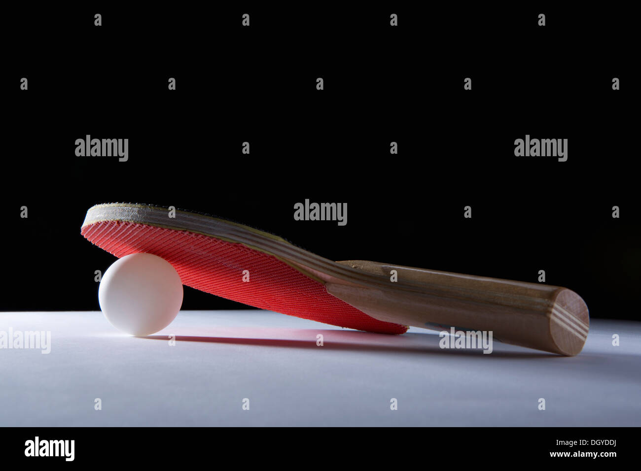Ein Ping-Pong-Schläger stützte sich auf eine Ping-Pong-ball Stockfoto