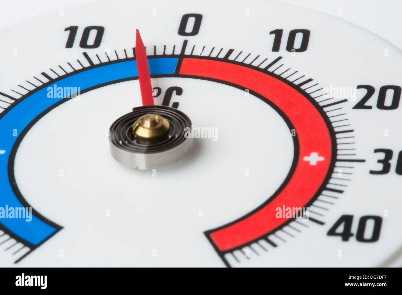 Extreme Nahaufnahme eines Thermometers zeigt eine Temperatur von minus 5 Celsius Stockfoto