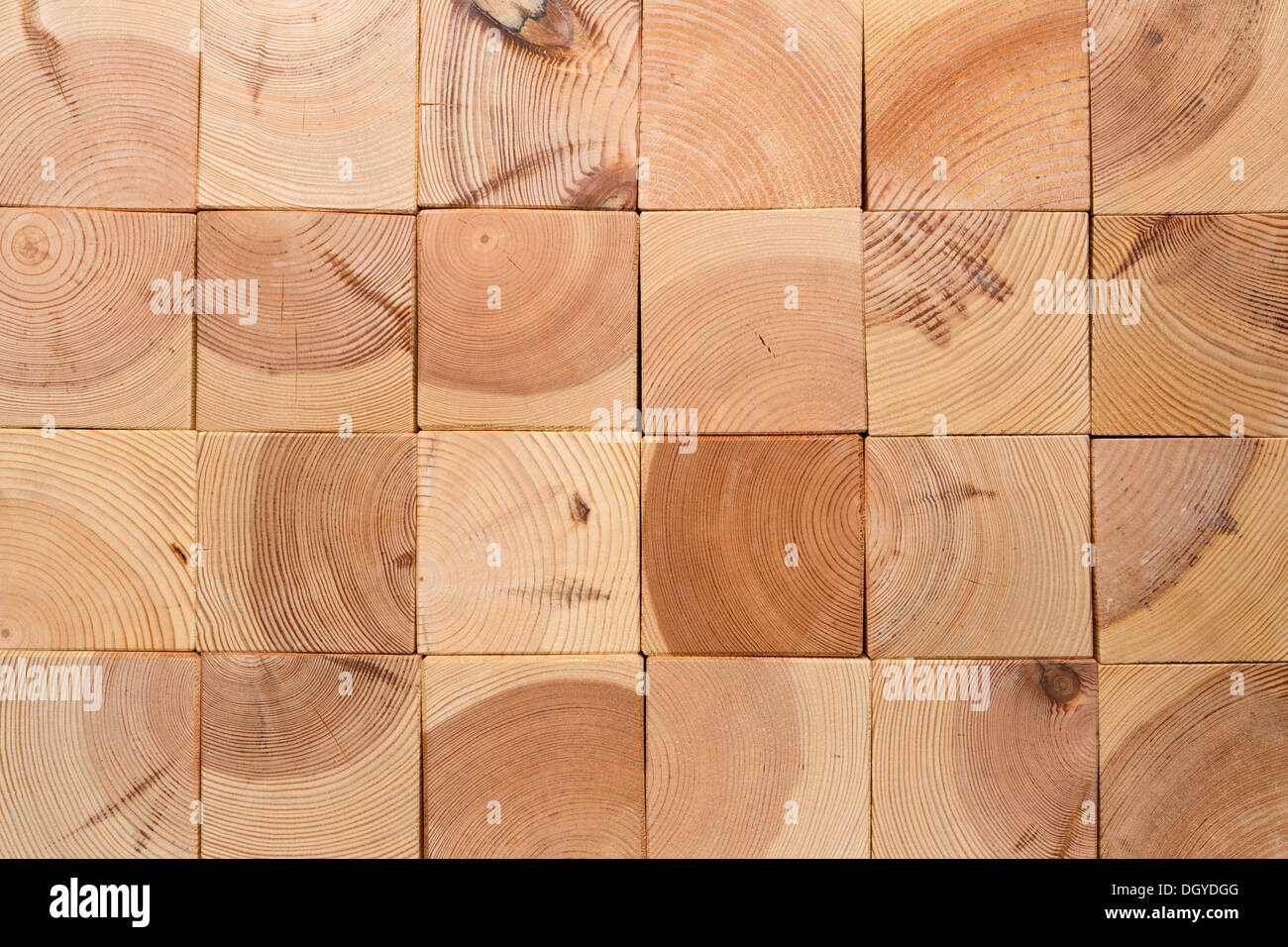 Quadratische Holzklötzchen, angeordnet in einem Raster, full-frame Stockfoto