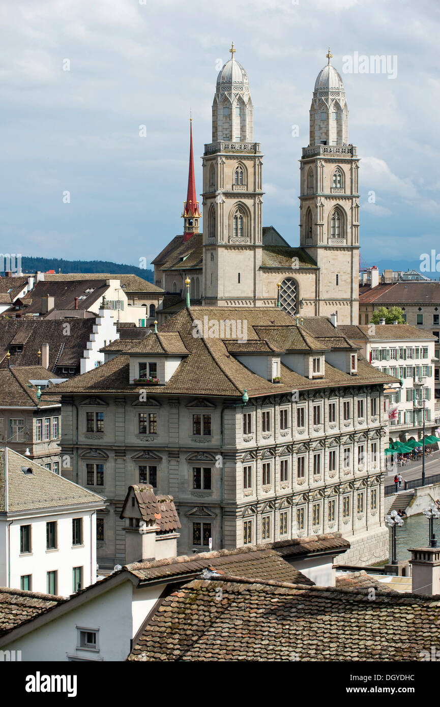 Rathaus und die Zwillingstürme des Grossmuenster Kirche, Altstadt von Zürich, Kanton Zürich, Schweiz, Europa Stockfoto