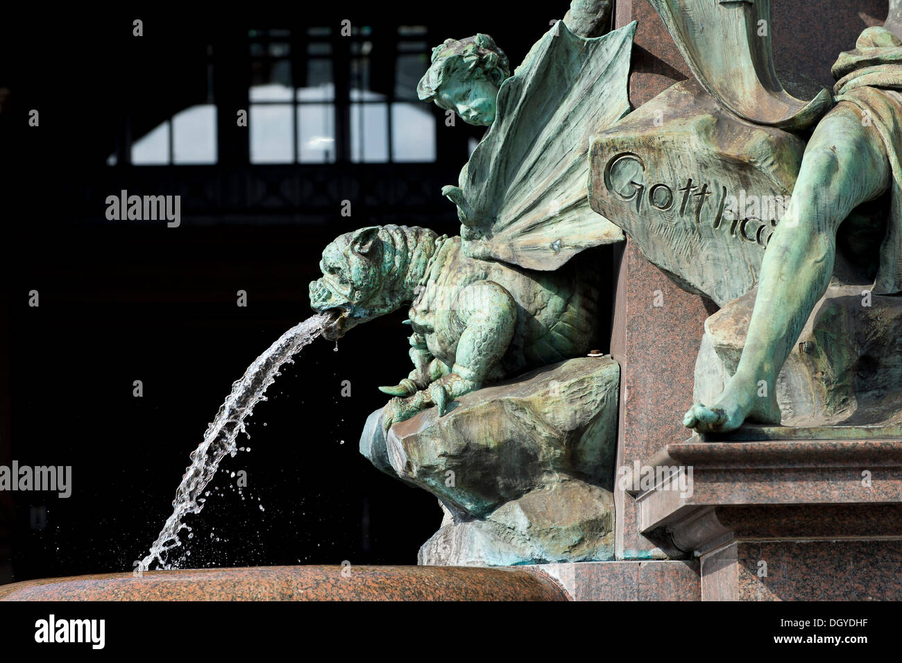 Detail-Ansicht ein Wasserspeier, Monumentalbrunnen Brunnen von Richard Kissling, Eingang zum Hauptbahnhof, Zürich Stockfoto