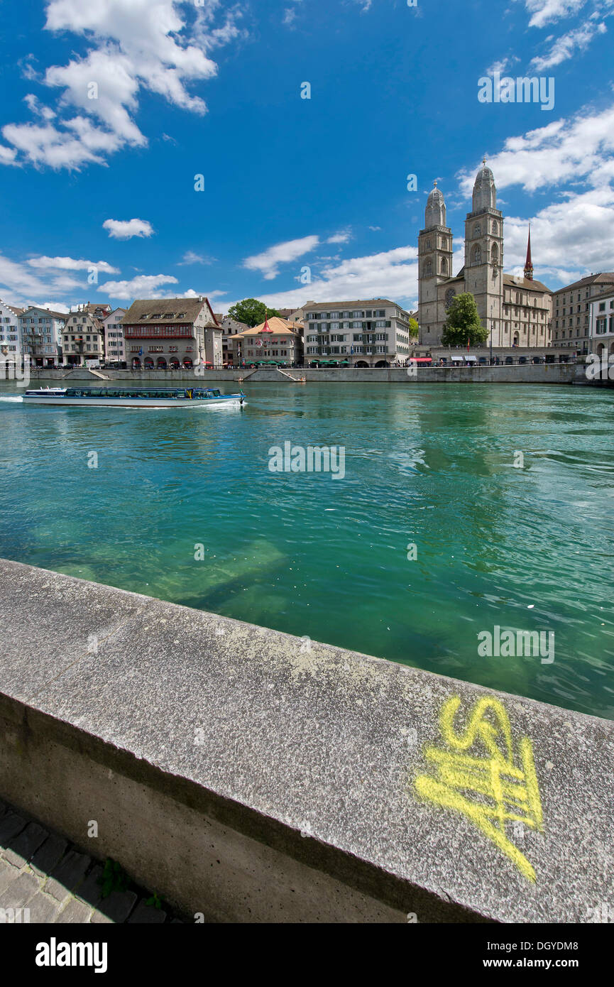 Graffiti auf eine Mauer, Blick auf den Fluss Limmat und Limmatquai, Grossmuenster Kirche, Zürich, Schweiz, Europa Stockfoto