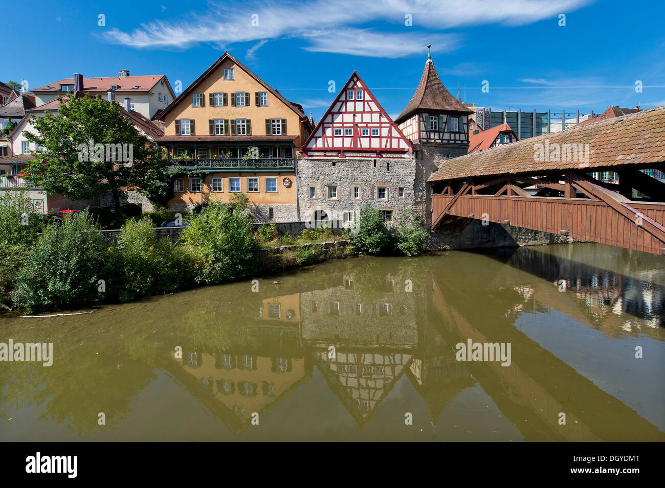 Rotersteg oder Roter Steg Brücke, eine historische Brücke über den Fluss Kocher, Schwäbisch Hall, Region Hohenlohe Stockfoto