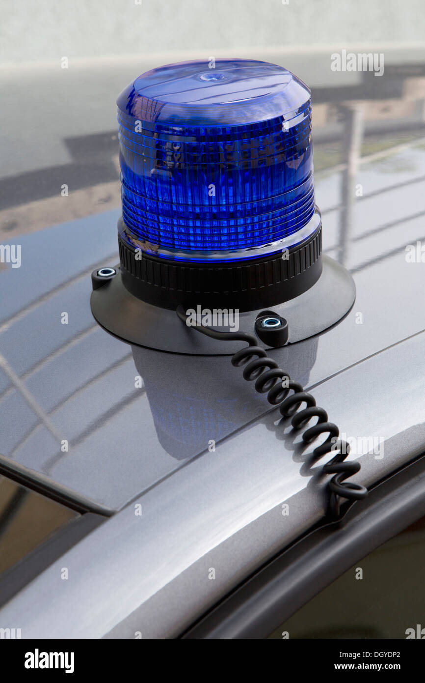 Ein Notfall Blaulicht auf dem Dach eines Polizeiautos Stockfoto