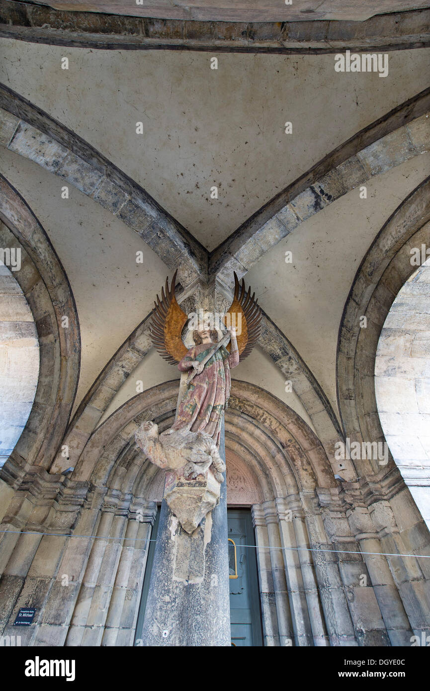 Erzengel Michael, der Hüter der Gerechtigkeit, Stein Skulptur, 13. Jahrhundert, Eingang, St.-Michael-Kirche Stockfoto