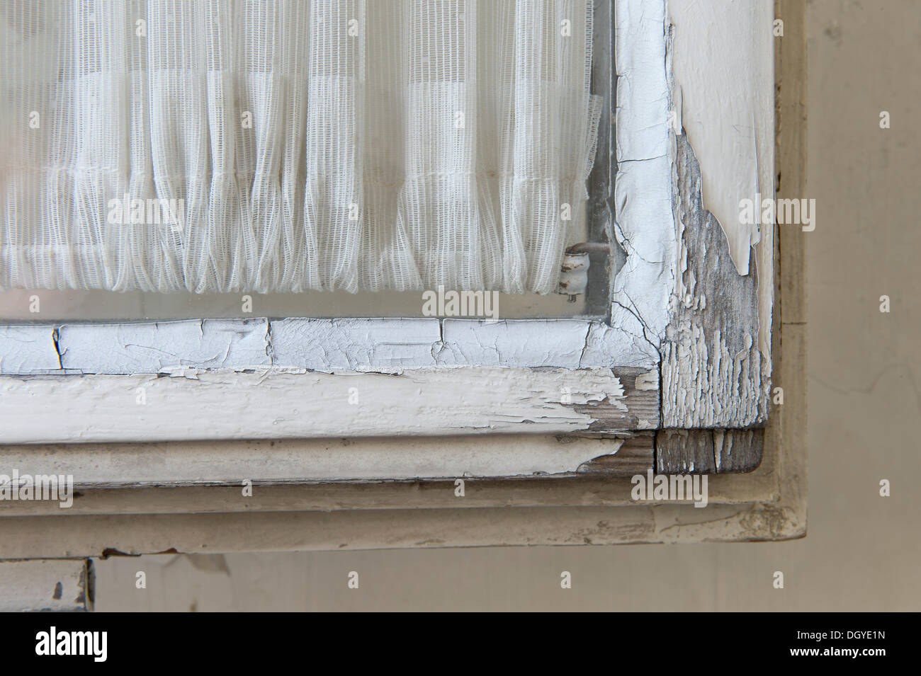 Alte Holzfenster beschädigt durch Verwitterung, abblätternde Farbe, Stuttgart, Baden-Württemberg Stockfoto