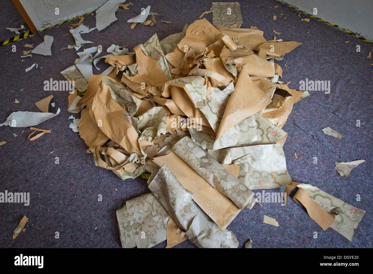 Heap entfernt Tapete Fetzen aus den sechziger Jahren, Stuttgart, Baden-Württemberg Stockfoto