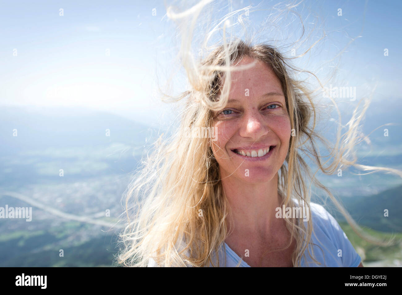 Frau, Anfang 40, mit ihrem Haar im wind Stockfoto