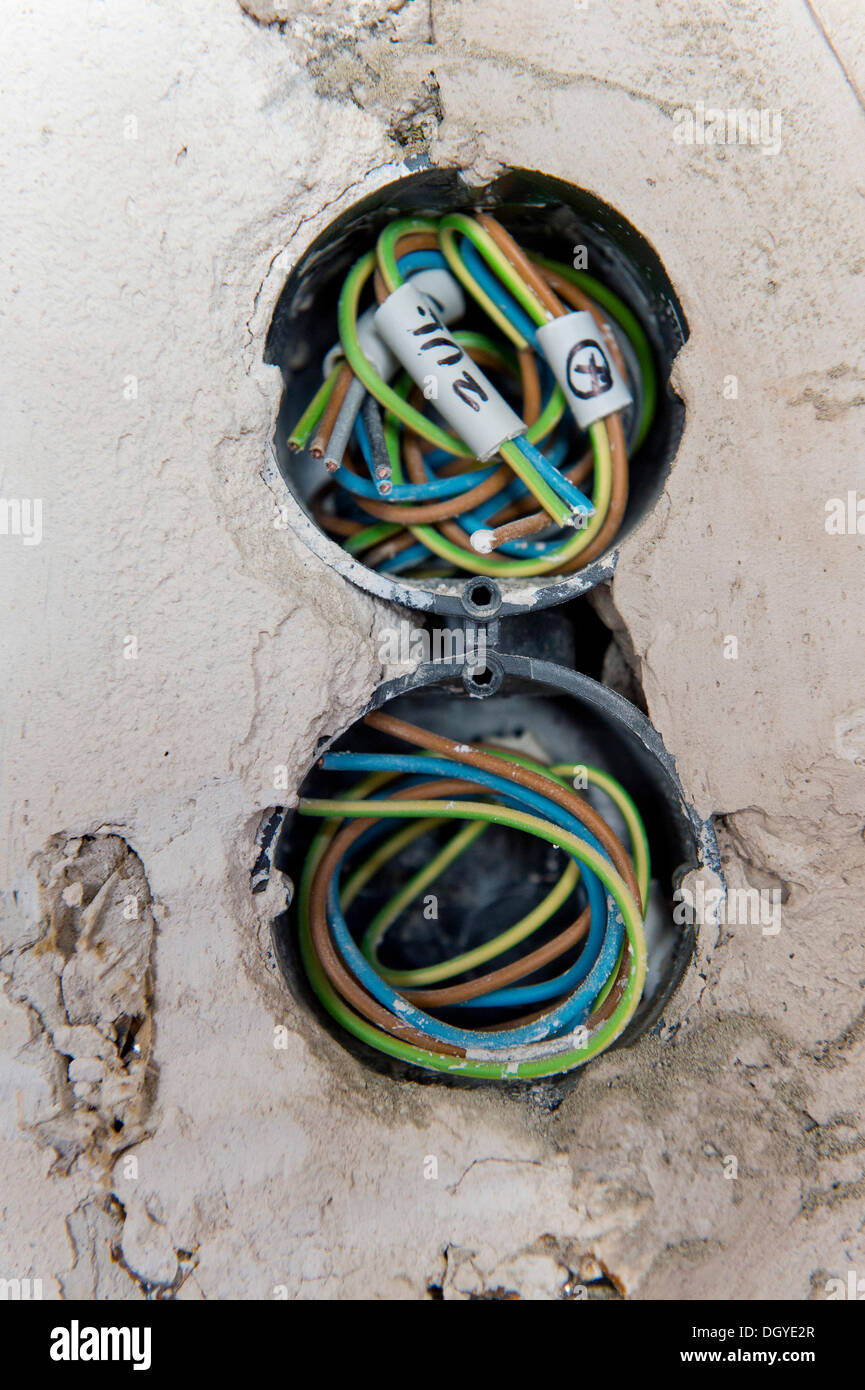 Elektrokabel im neuen Aufnahmelochungen unter bündig sein Gips in einem alten Gebäude, Stuttgart, Baden-Württemberg Stockfoto