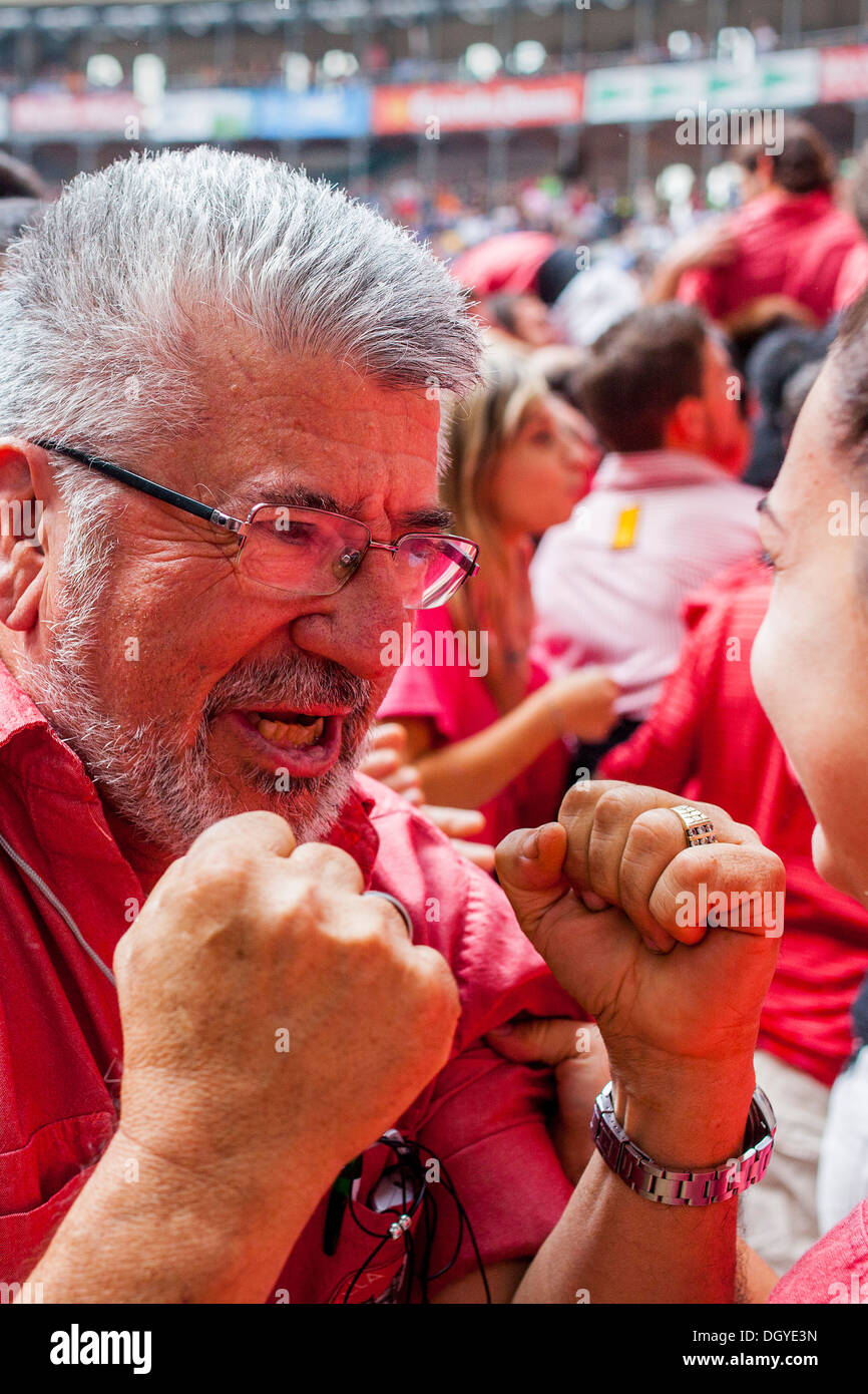 Einen großen Erfolg feiern. Colla Vella Xiquets de Valls. "Castellers". Alle zwei Jahre stattfindenden Wettbewerb. Stierkampfarena. Tarragona, Katalonien, Spanien Stockfoto
