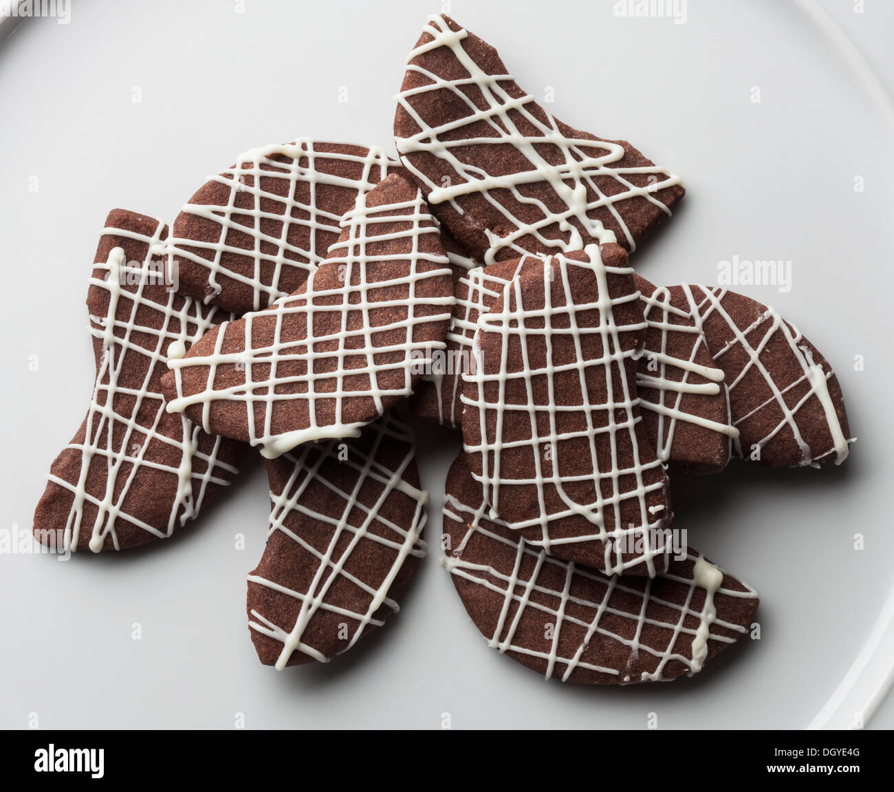 Schokoladen-Plätzchen mit Puderzucker Nieselregen Stockfoto
