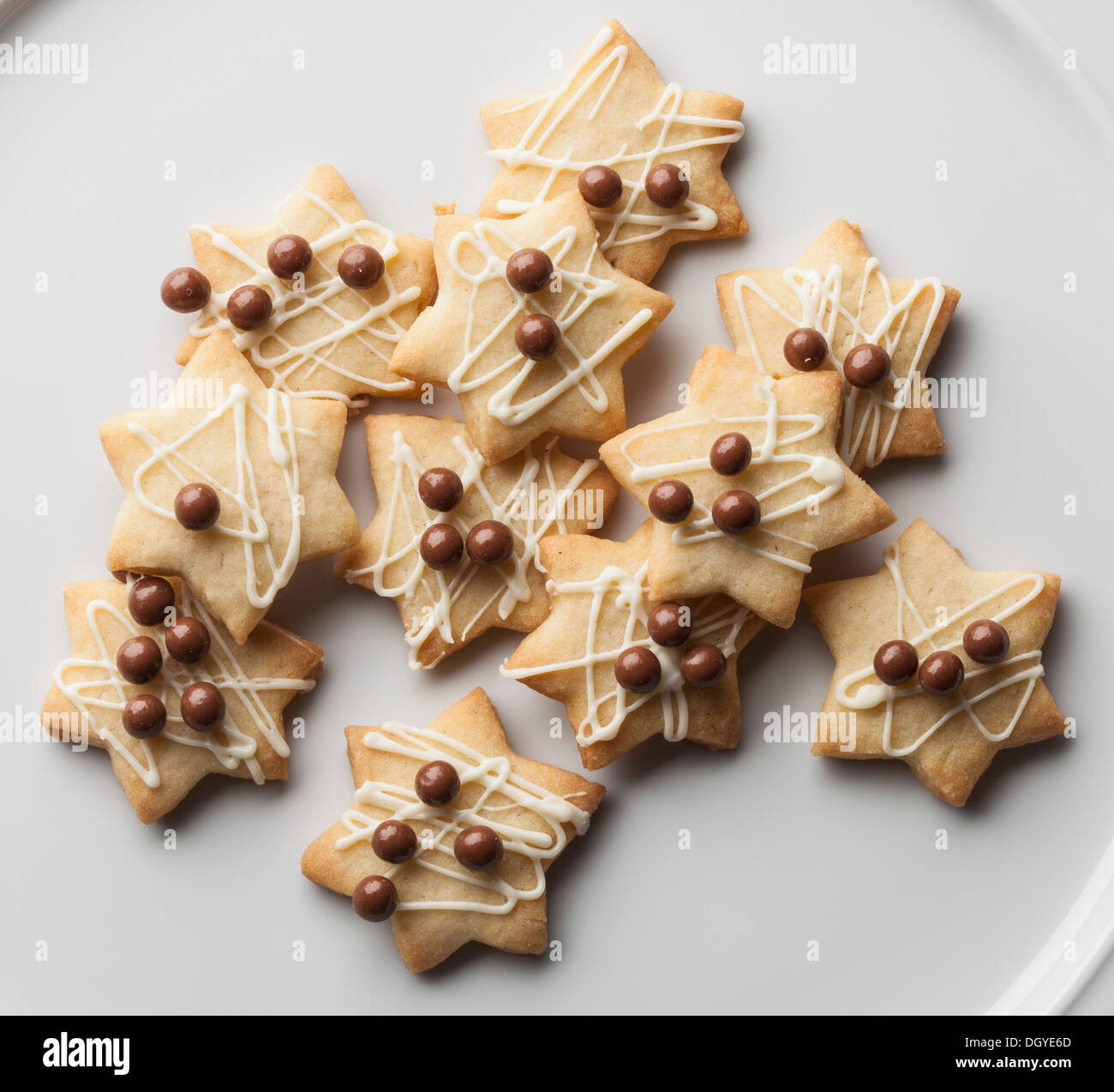 Cookies mit Schokolade Belag und Vereisung Nieselregen Stockfoto