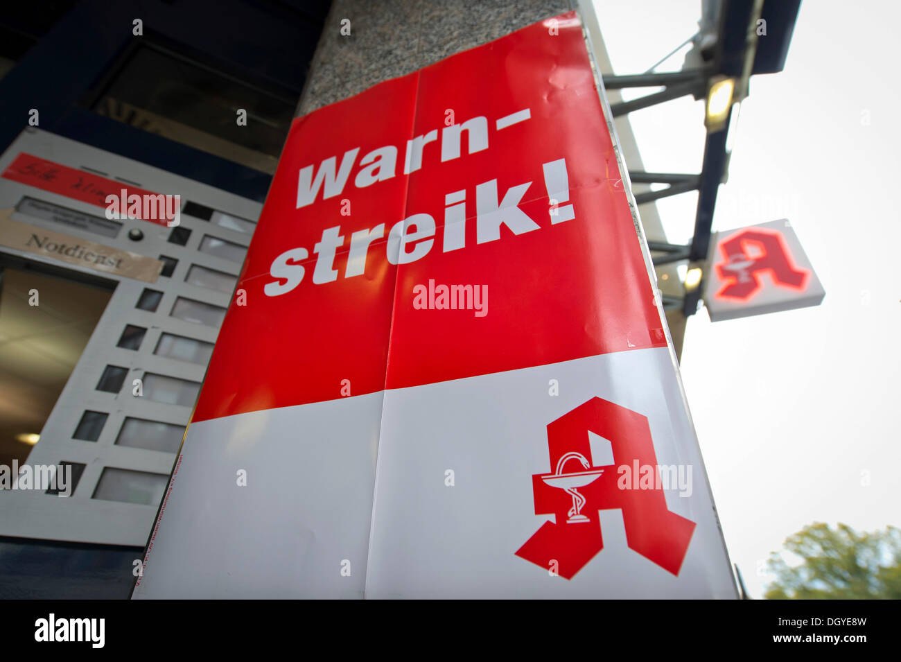 Plakat, Schriftzug "Warnstreik", Deutsch für "Warning Strike", Apotheke Logo, rote Buchstabe A mit der Aesculapian Schlange, Apotheke Stockfoto