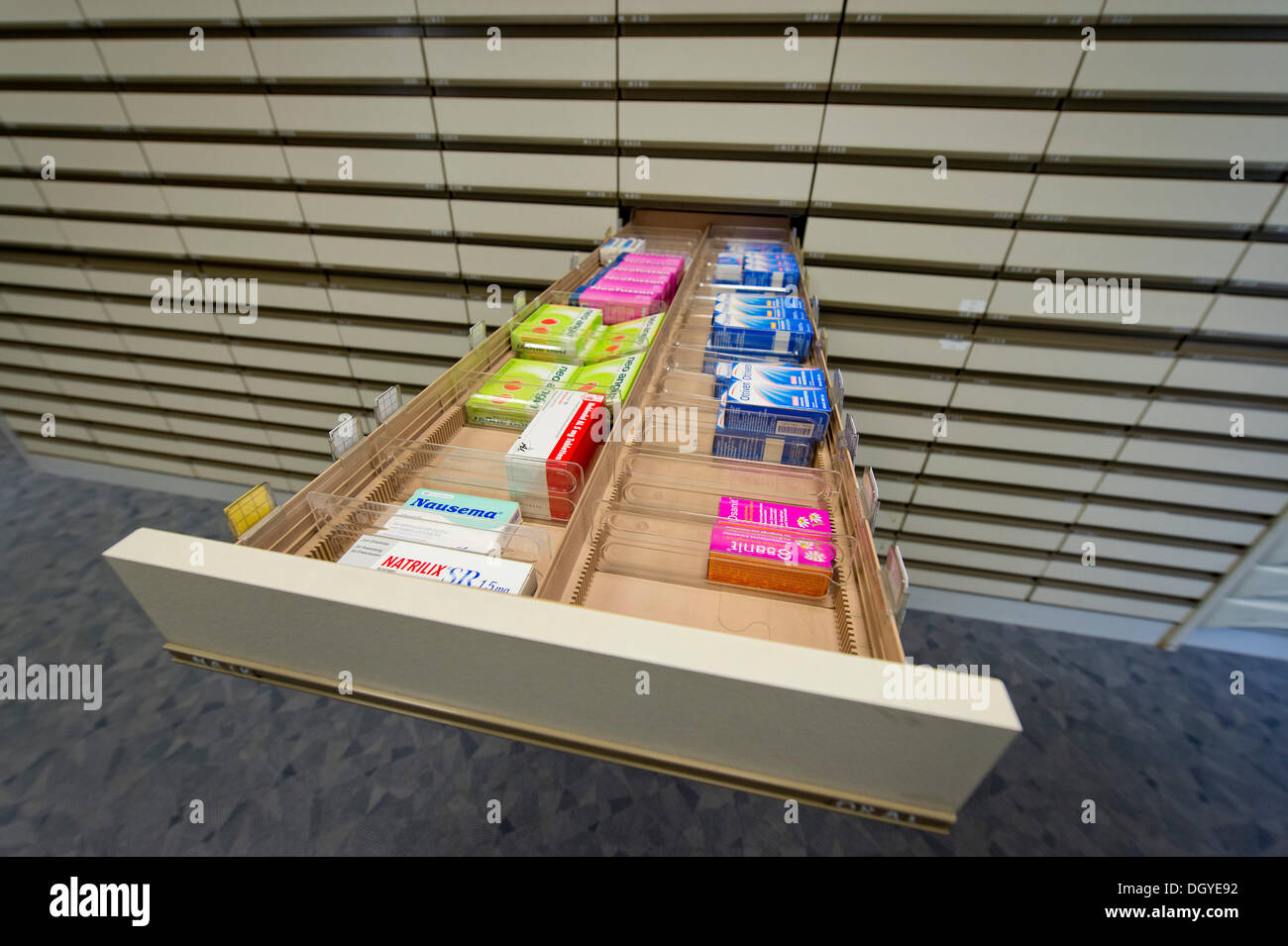 Apothekerschrank, eine offene Schublade, Medikamente, Apotheke