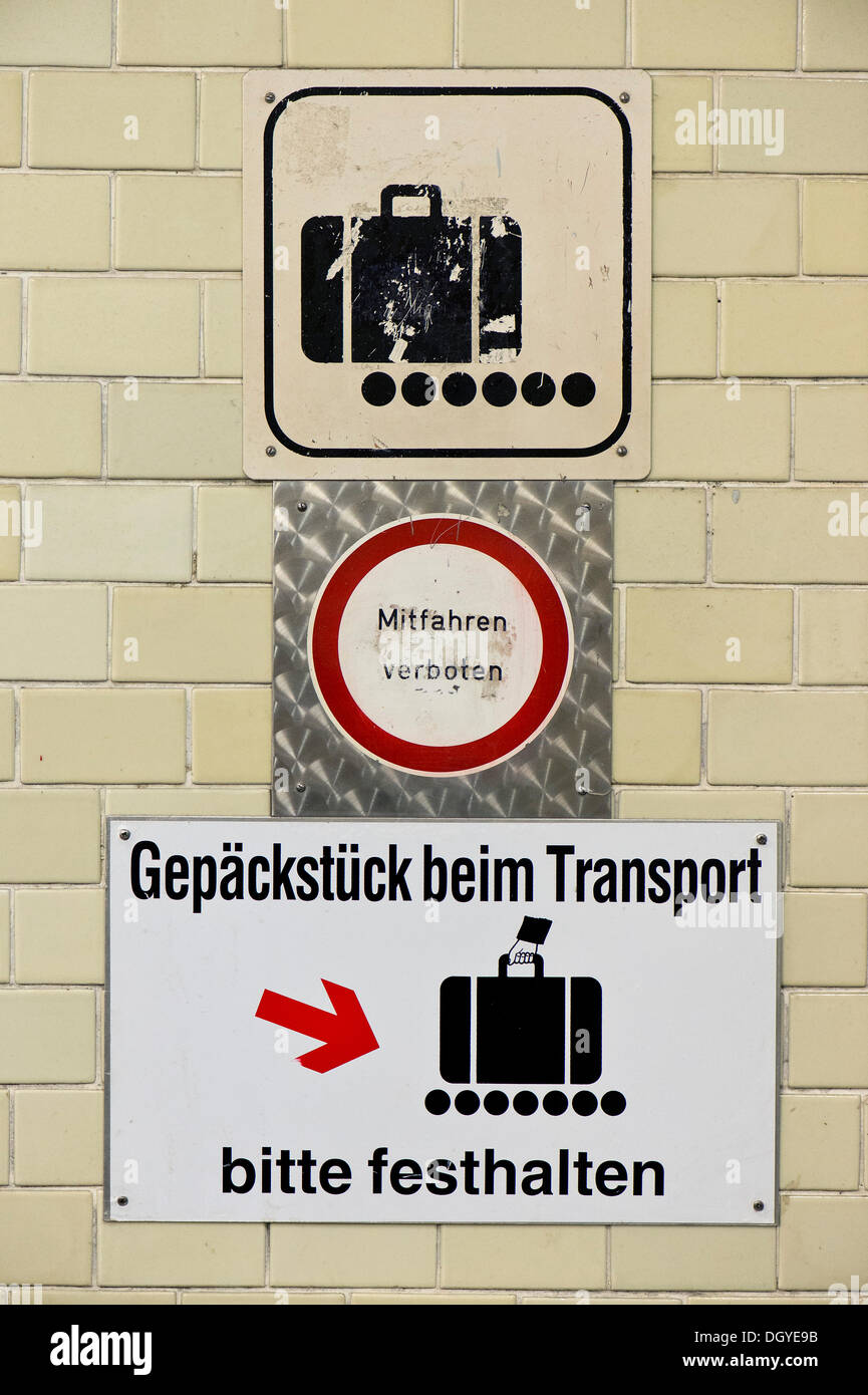Schild, Schriftzug "Gepaeckstueck Beim Transport Bitte Festhalten", Deutsch für "Bitte um Gepäck zu halten, wenn es anziehen der Stockfoto