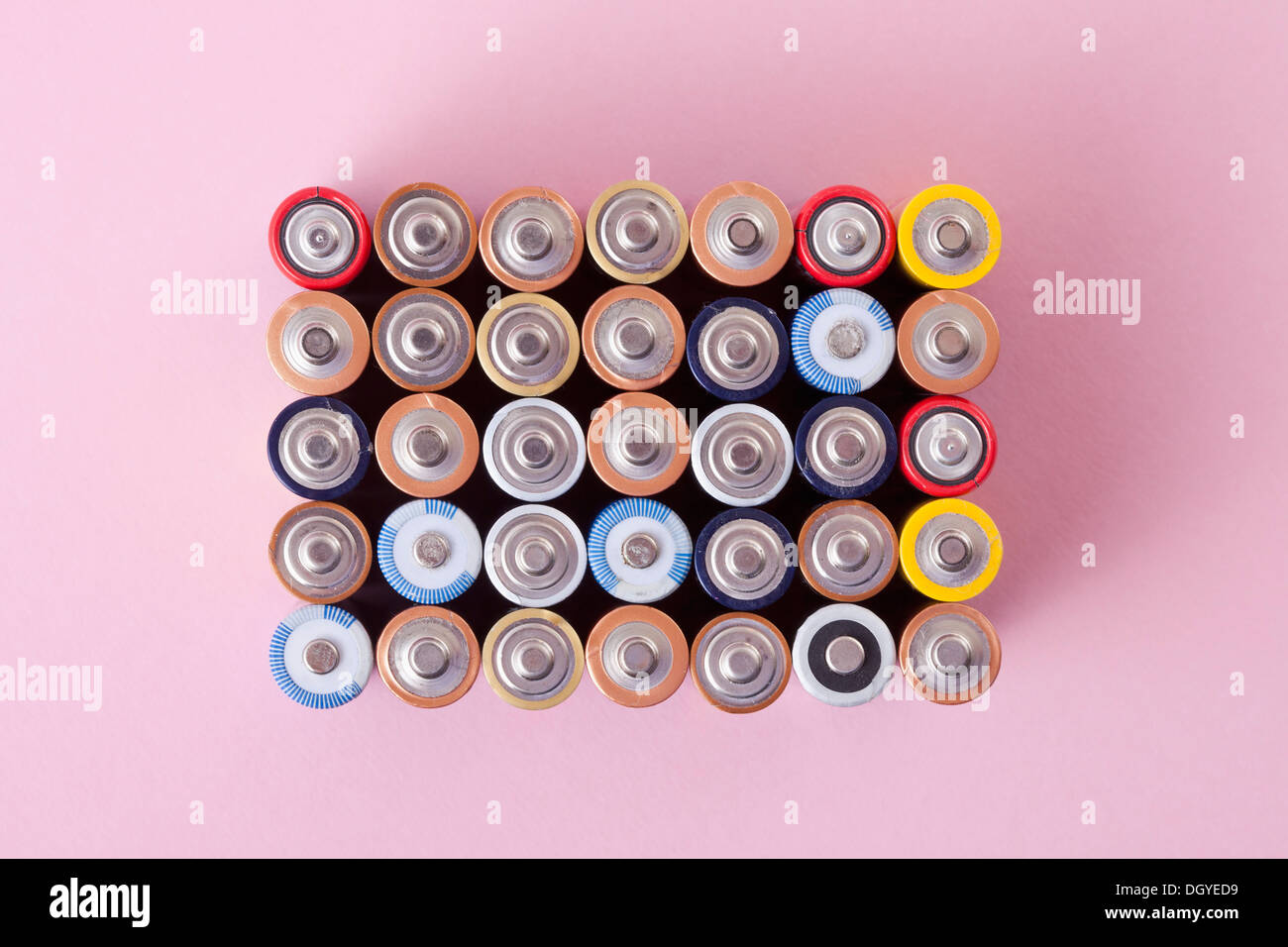 Verschiedene farbige Batterien in einem Rechteck angeordnet Stockfoto