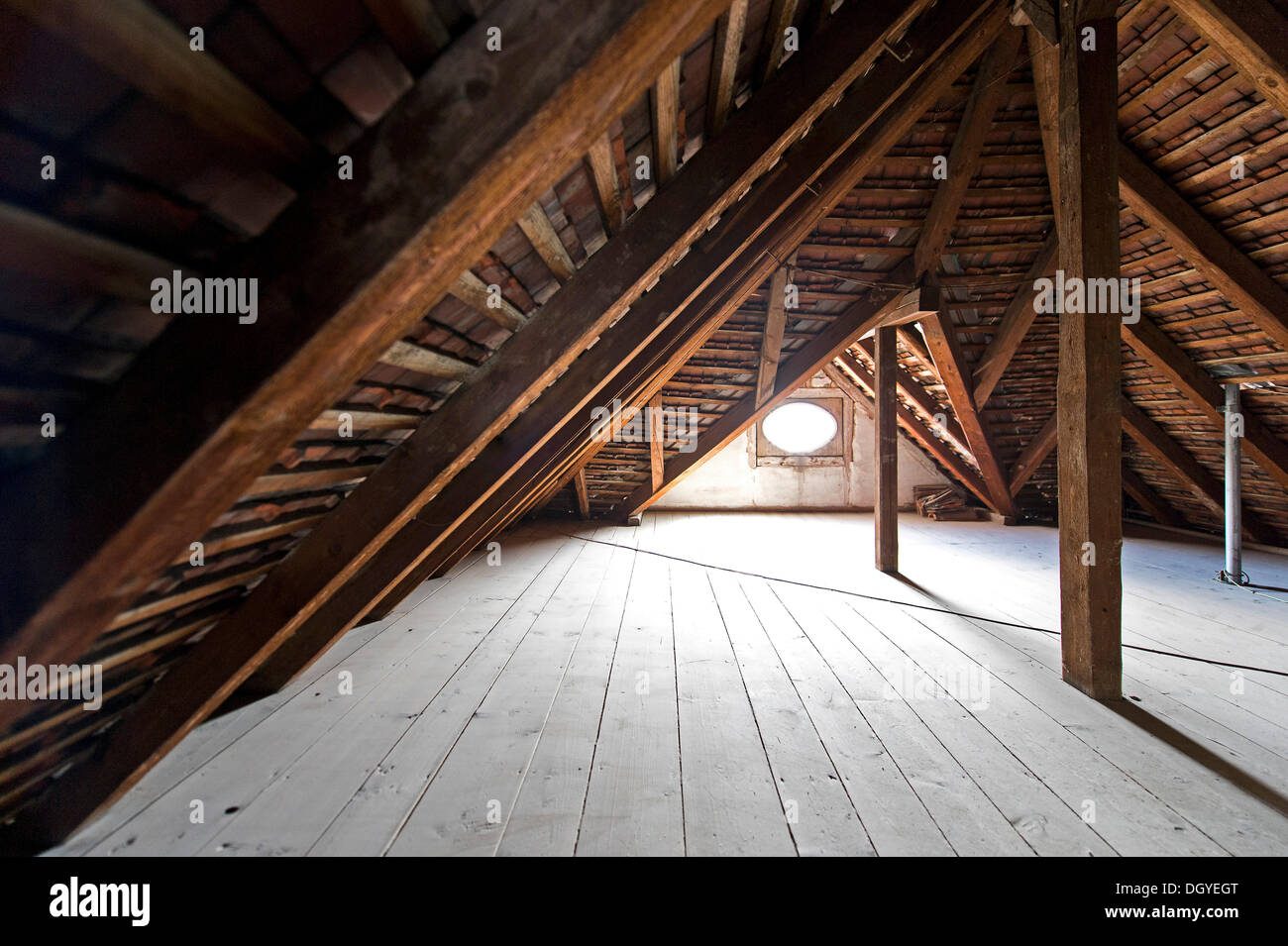 Holzbalken, Dachboden, Holzdach eines alten Gebäudes, Stuttgart, Baden-Württemberg Stockfoto