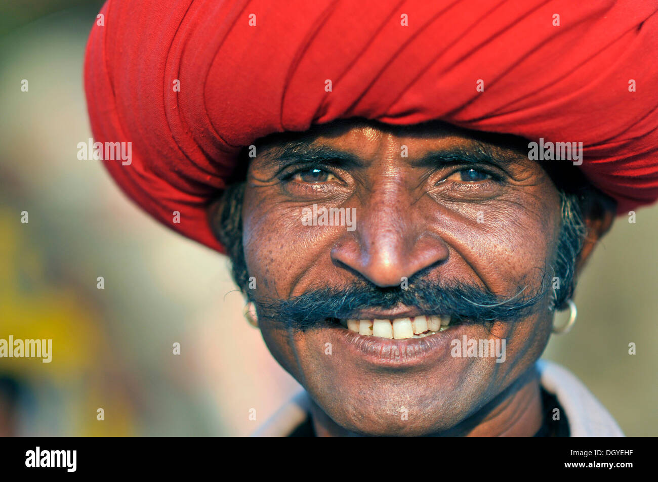 Mann mit rotem Turban mit einem Schnurrbart und ein blaues Hemd, Lächeln, Porträt, Mandu, Madhya Pradesh, Indien, Asien Stockfoto
