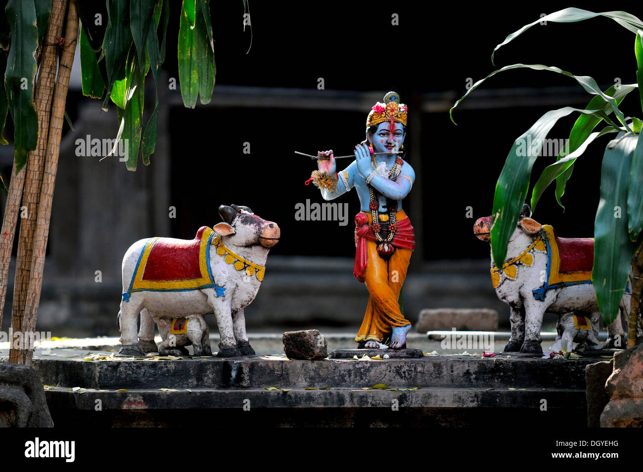 Skulpturen, Krishna, der Gott der Hirten mit einer Querflöte und heilige Kühe, Ahilya Fort, Maheshwar, Madhya Pradesh, Indien, Asien Stockfoto