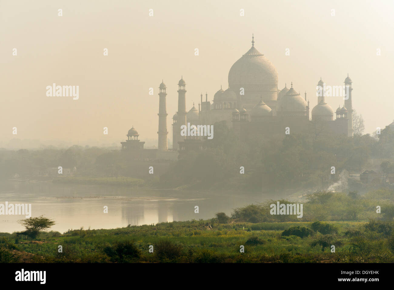 Taj Mahal umgeben von Nebel, UNESCO Weltkulturerbe, Agra, Uttar Pradesh, Indien Stockfoto