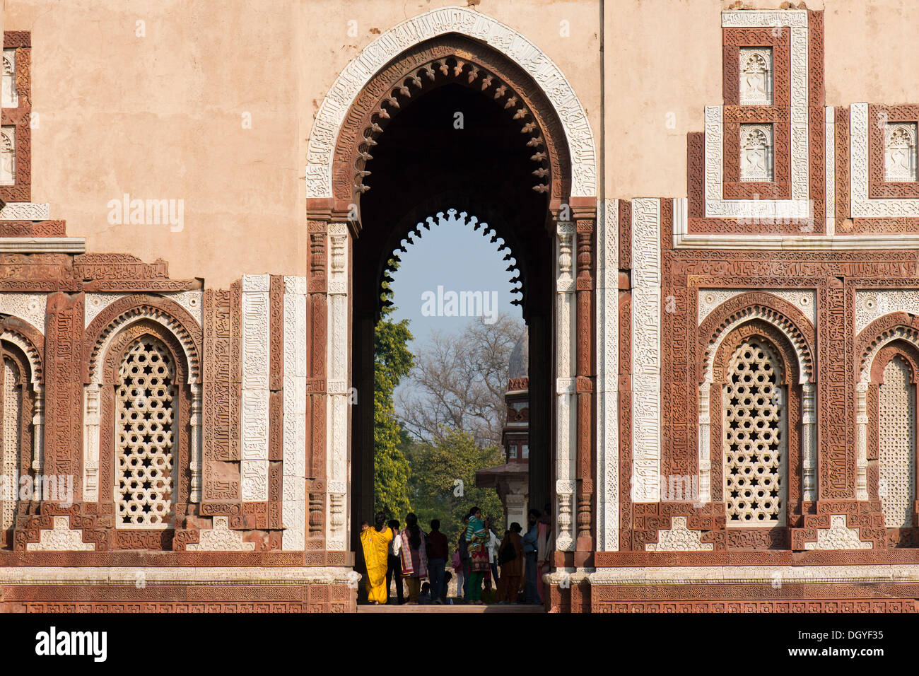 Qutb Minar Komplex, Hauptzugang Alai Darwaza, UNESCO Weltkulturerbe, New Delhi, Delhi, Indien Stockfoto