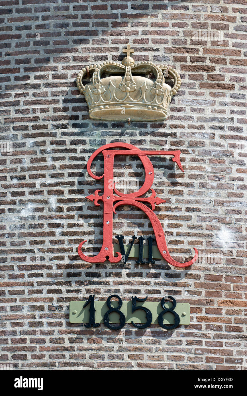Krone mit dem Buchstaben R und im Jahr 1858 auf dem Leuchtturm, bekannt als graue Turm, Skagen, Grenen, Jütland, Dänemark Stockfoto