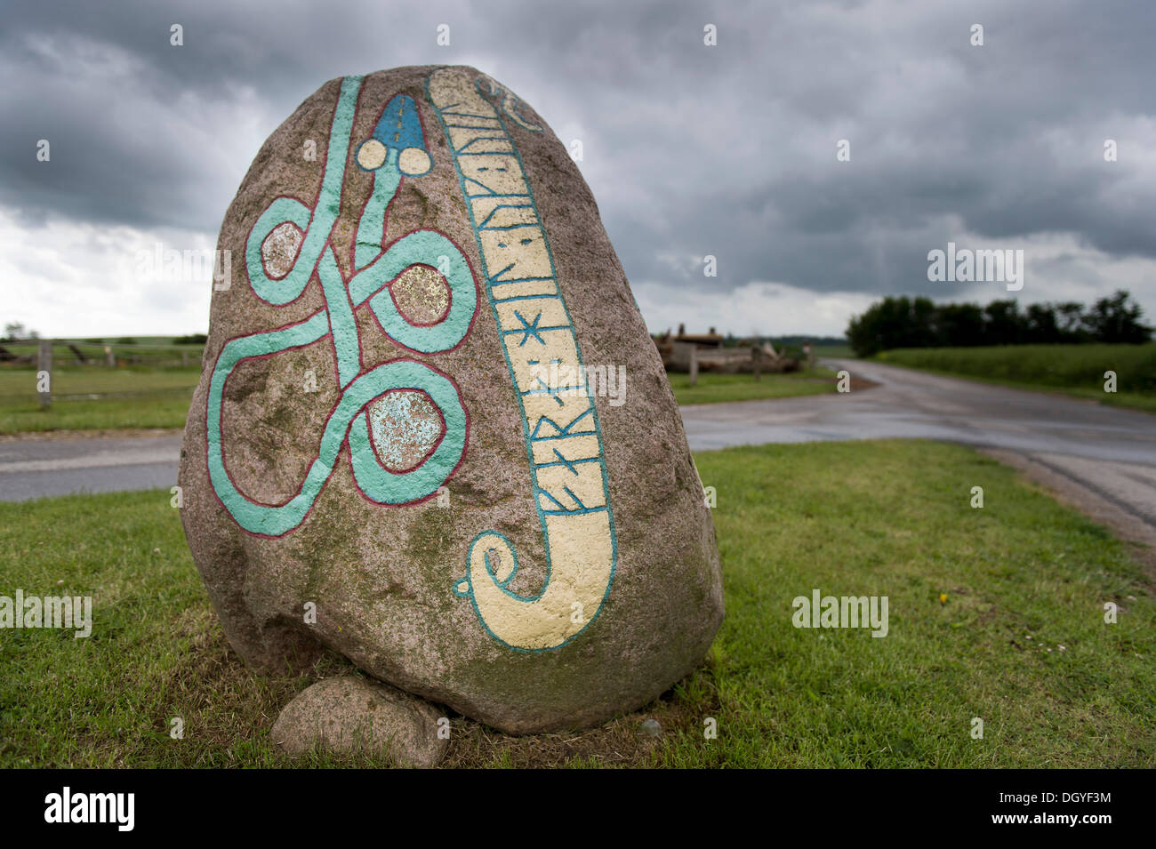 Runenstein, Runen, Joermungandr, die Schlange der Welt, Wikinger-Museum, Ladby, Fünen, Region Süddänemark, Dänemark Stockfoto