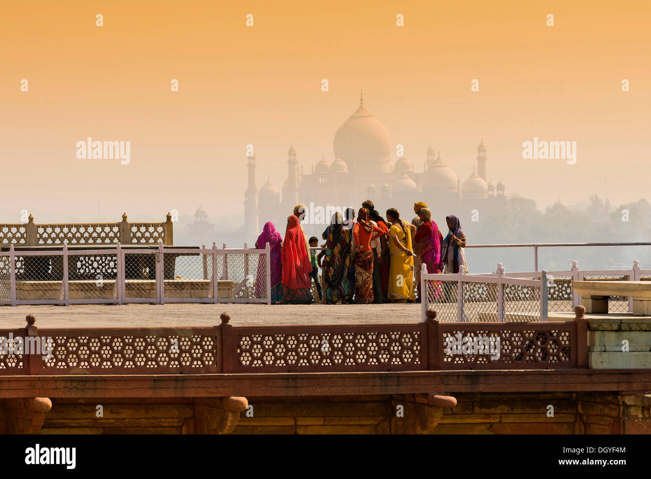 Frauen in bunten Saris im Roten Fort, das Taj Mahal auf Rückseite, Agra, Uttar Pradesh, Indien Stockfoto