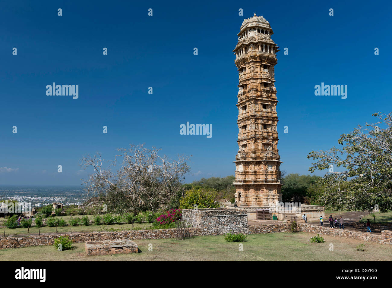 Vijaya Stambha, ein Sieg Turm erbaut während der Herrschaft von Rana Kumbha mit Relieffiguren aus der hinduistischen Mythologie, Chittorgarh Fort Stockfoto